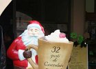 25  Babbo Natale ti offre una cioccolata calda.