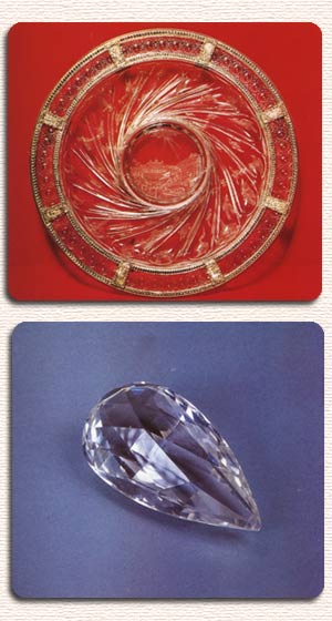 In alto: piatto in cristallo di rocca di G. Bernardi (XVI sec.) Firenze Museo degli Argenti. In basso: Quarzo incolore sfaccettato a imitazione del diamante Reggente.