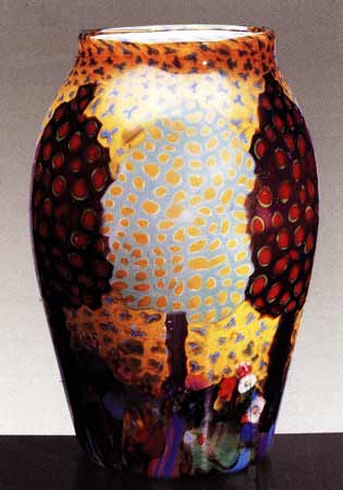 Vittorio Zecchin per Vetreria Barovier  1920 In questo vaso le murrine sono composte in modo da formare un paesaggio con alberi e fiori. Le murrine sono disposte su un piano orizzontale nella composizione voluta e vengono inglobate in uno strato di vetro cristallino, il tutto poi viene soffiato.
