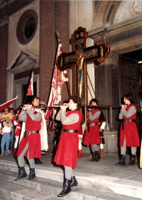 Uscita della Croce dalla Basilica di S.Magno